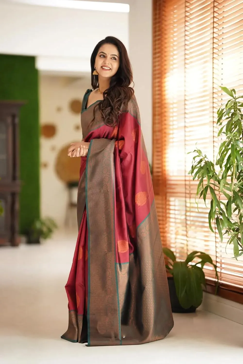 Jaanvi Women's Kerala Kanjivaram Silk Saree With Zari Work & Unstitched Blouse Piece