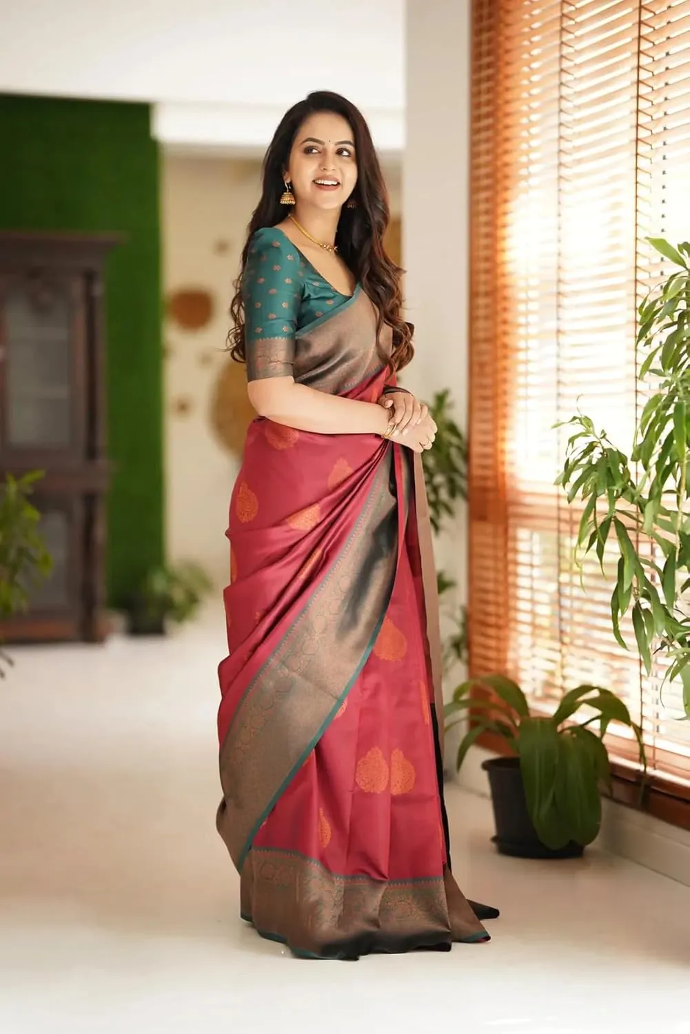 Jaanvi Women's Kerala Kanjivaram Silk Saree With Zari Work & Unstitched Blouse Piece