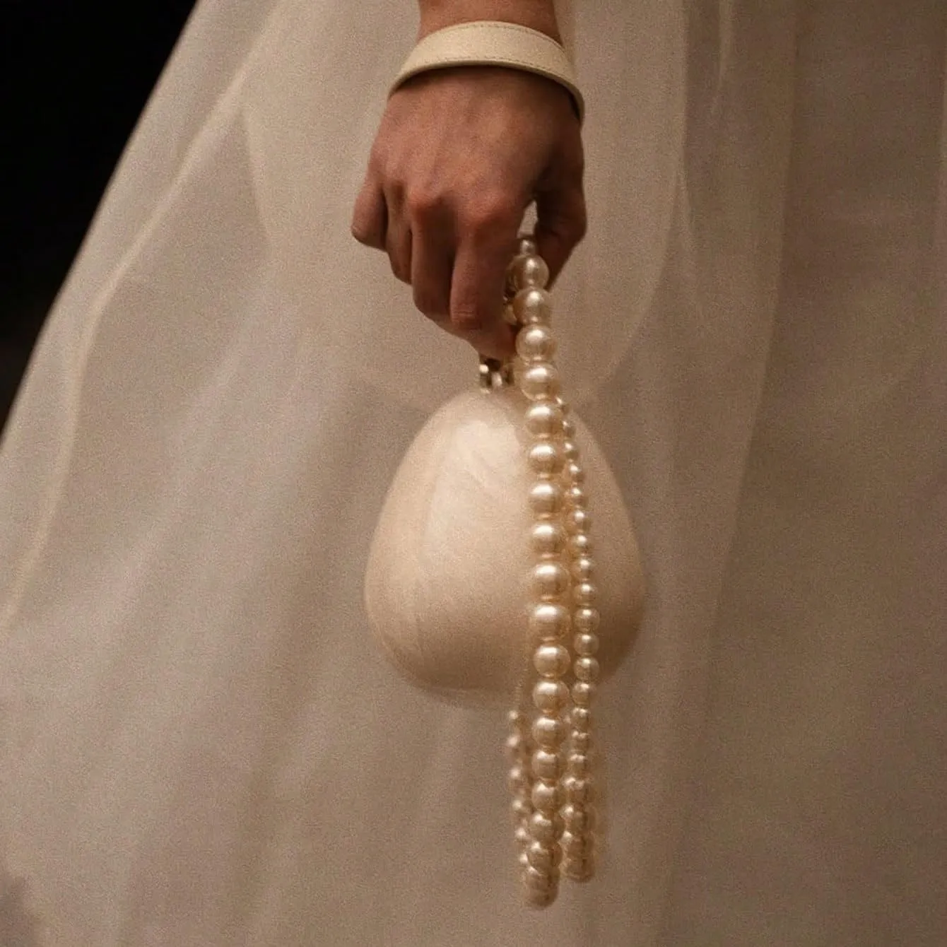 Women Acrylic Egg Clutch Bag Cute Pearl Acrylic Evening Handbags Marble Purses Beaded Shoulder Bags for Party Prom